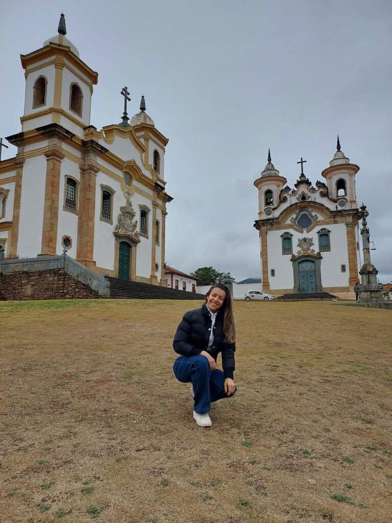 Imagem mostra turista apreciando a cidade de Mariana em Minas Gerais.