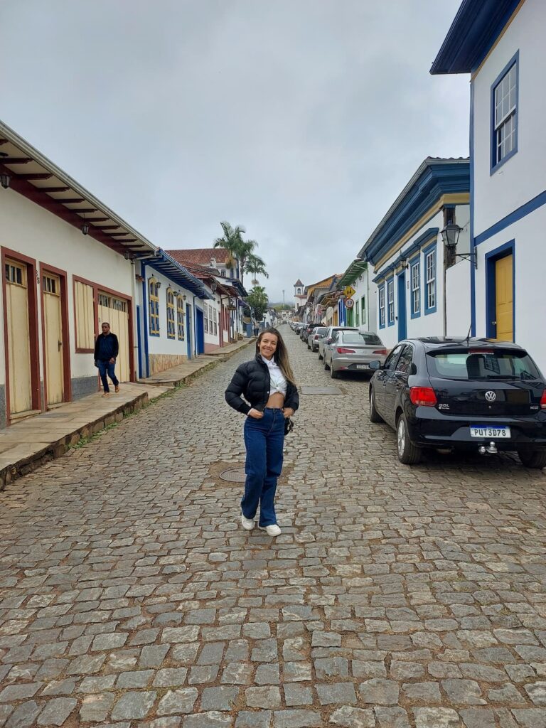 Imagem mostra turista explorando a cidade a pé e descobrindo o que fazer em Mariana em um dia.