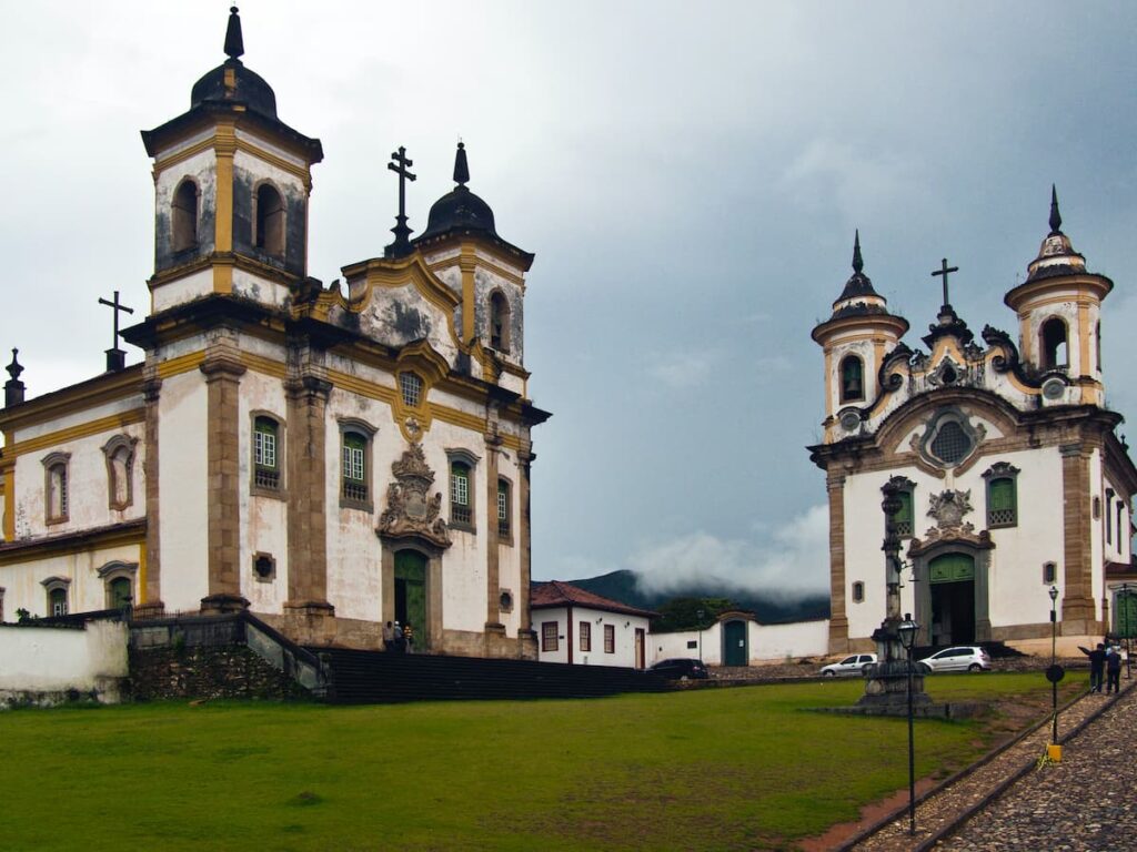 Imagem mostra Igrejas Gêmeas em Mariana/MG