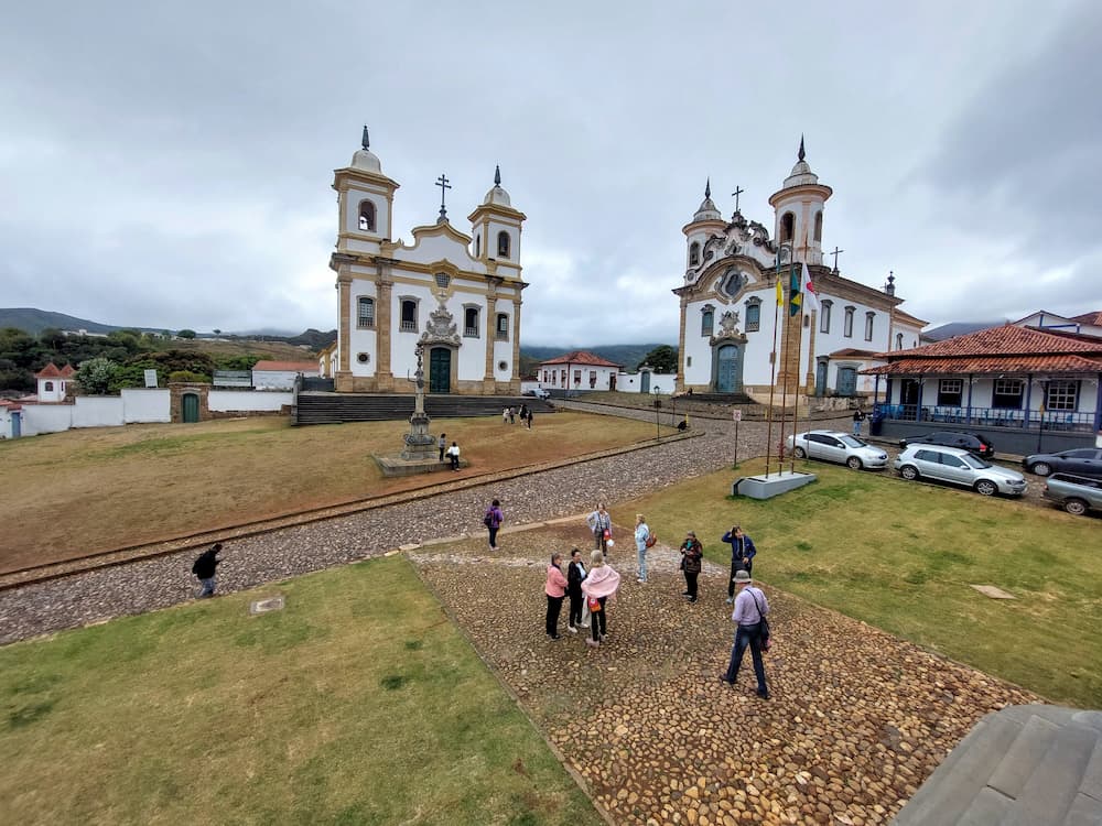 Imagem mostra as igrejas gemeas em Mariana
