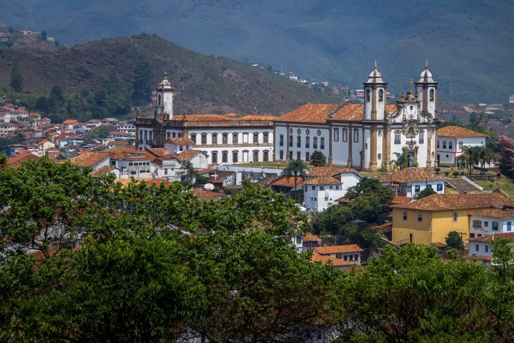 Imagem mostra Igreja Nossa Senhora do Carmo e Museu da Inconfidência em uma das mais belas cidades históricas de Minas Gerais.