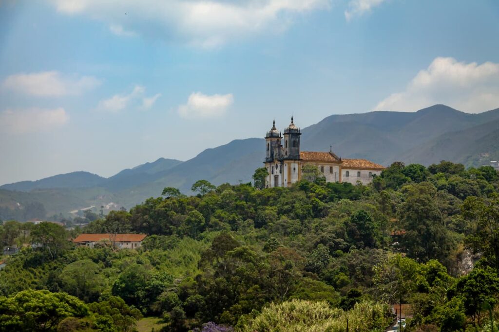 Imagem mostra Igreja São Francisco de Paula em uma das mais ricas cidades históricas de Minas Gerais.