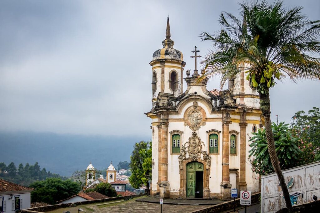 Imagem mostra Igreja São Francisco de Assis, uma obra significativa entre os pontos turísticos de Ouro Preto.