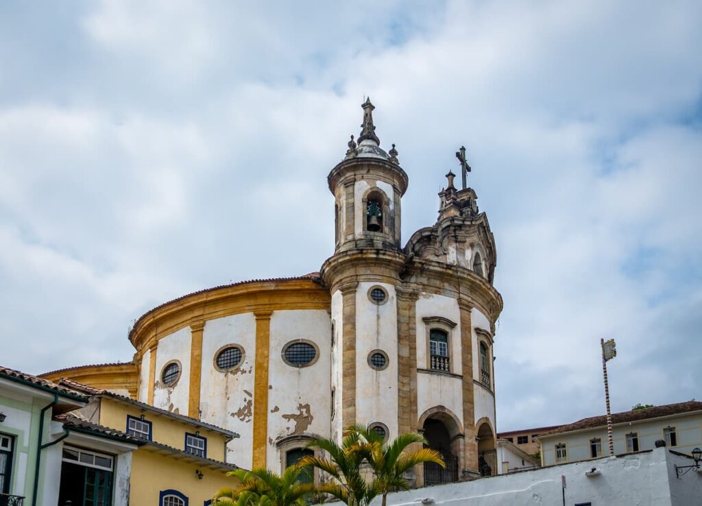 Imagem mostra Igreja de Nossa Senhora do Rosário dos Pretos em Ouro Preto/MG