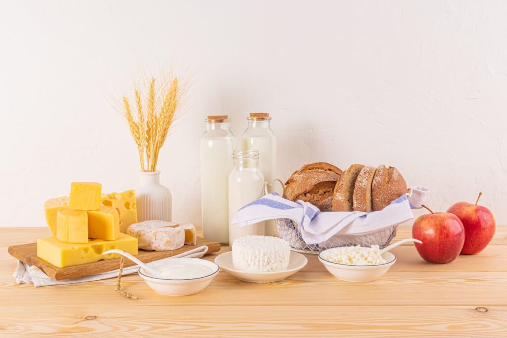 Imagem mostra mesa de café da manhã com produtos regionais, servida em uma das opões de hospedagem em Mariana, a Pousada Contos de Minas.