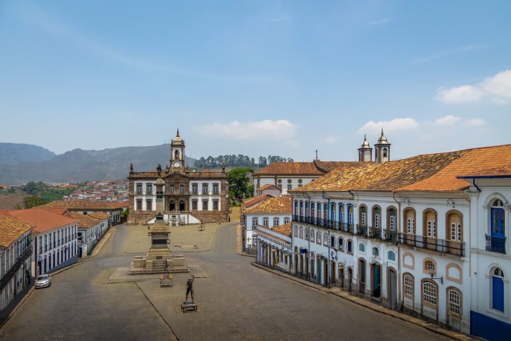 Imagem mostra Praça Tiradentes, um dos principais pontos turísticos de Ouro Preto.