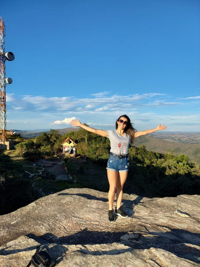 Imagem mostra vista do por do sol em São Thomé das Letras por cima da Pedra da Bruxa.