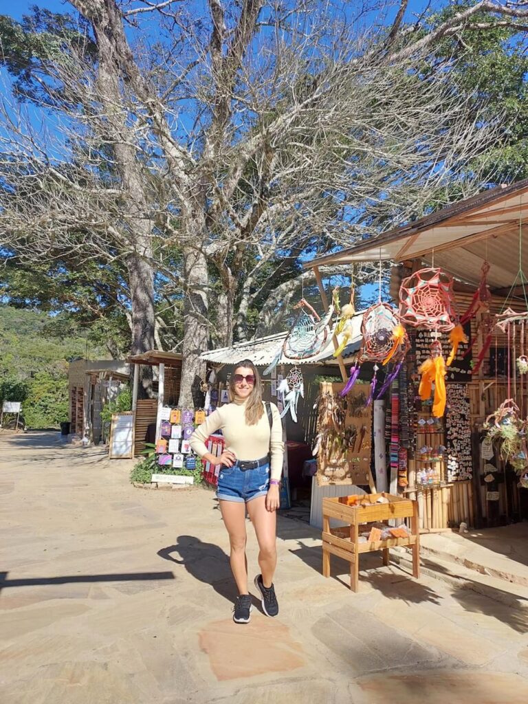 Imagem mostra turista visitando o Vale das Borboletas em São Thomé das Letras.