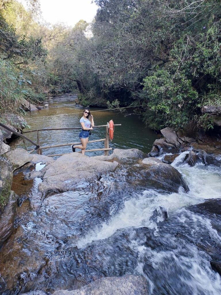 Imagem mostra Cachoeira Véu da Noiva em São Thomé das Letras.