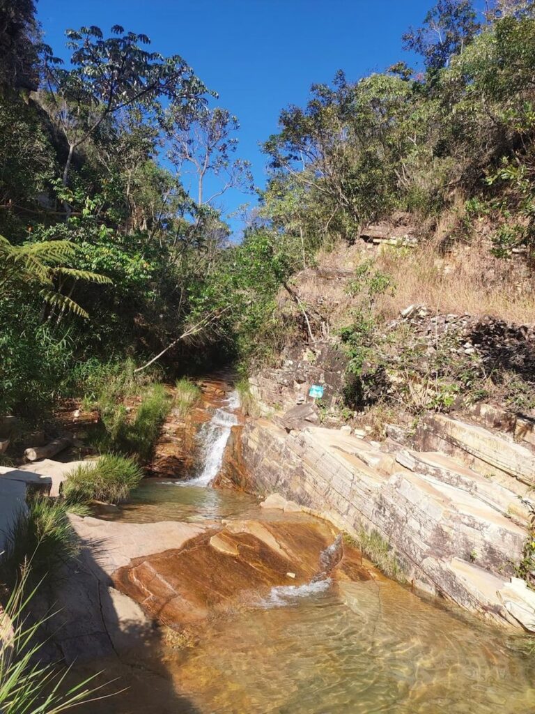 Imagem mostra uma das refrescantes cachoeiras de São Thomé das Letras.