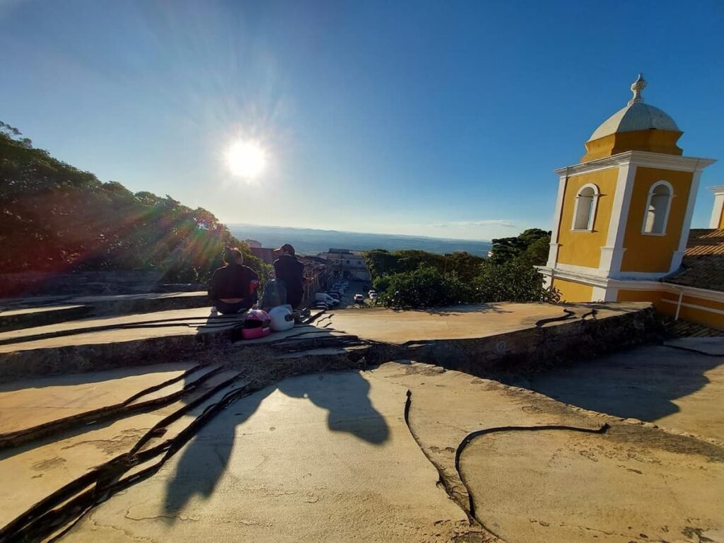 Imagem mostra pôr do sol na Gruta de São Thomé das Letras