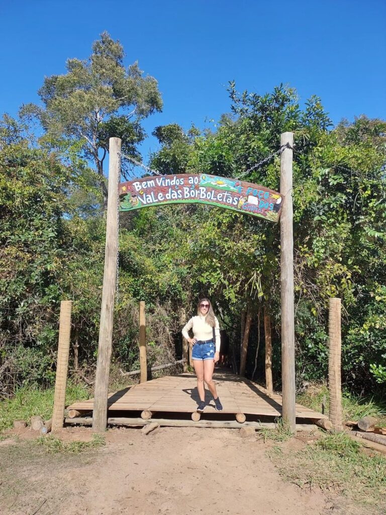 Imagem mostra turista em visitação ao Vale das Borboletas, um dos principais pontos turísticos de São Thomé das Letras.