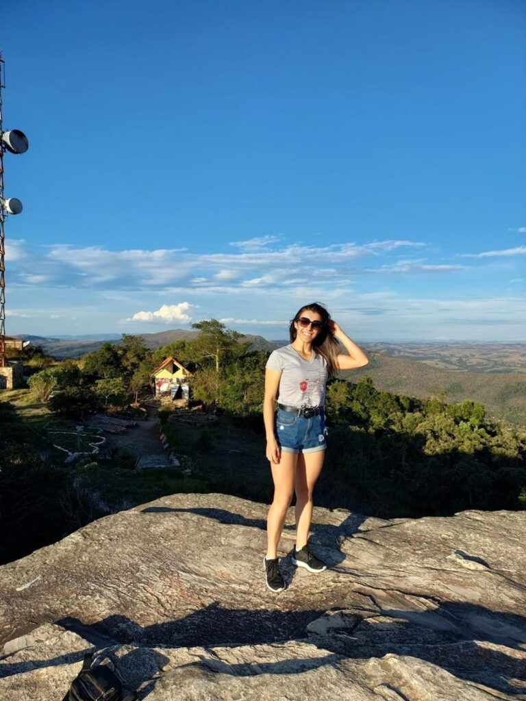 Imagem mostra turista na Pedra da Bruxa em São Thomé.