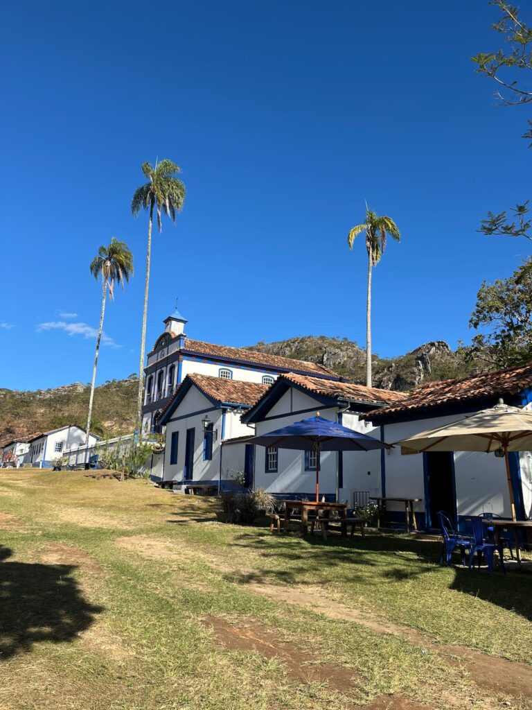 Imagem mostra Vila de Biribiri no Parque Estadual de Biribiri em Diamantina.