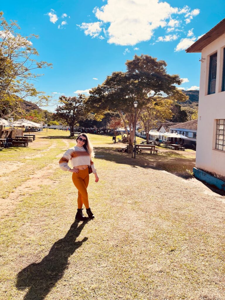 Imagem mostra turista passeando na   Vila de Biribiri, no Parque Estadual do Biribiri, um dos belos destinos de ecoturismo em Minas Gerais.