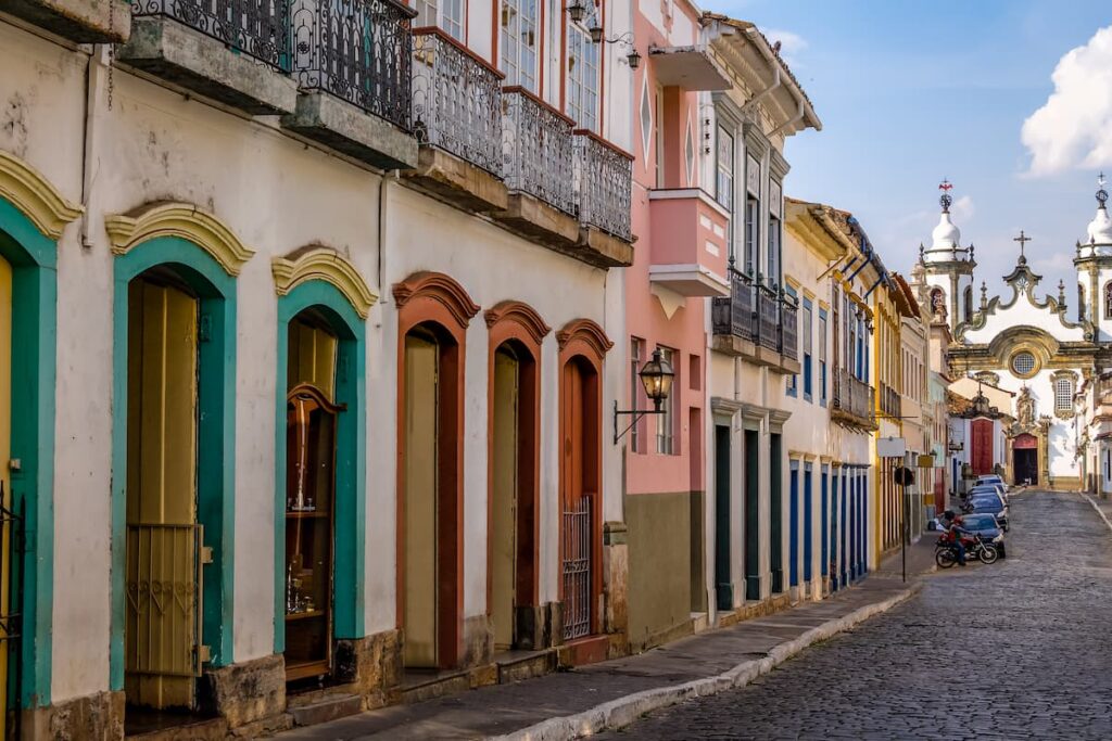 Imagem mostra rua e Igreja Nossa Senhora do Carmo em São João del Rei.