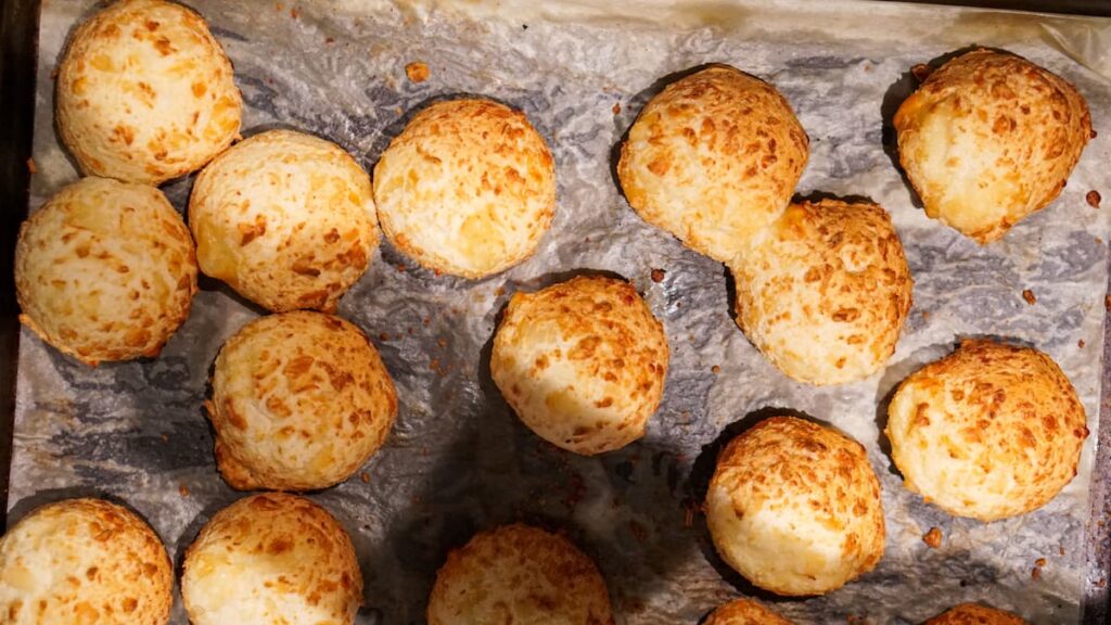 Imagem mostra pão de queijo crocante, uma das comidas mais apreciadas de Minas Gerais.