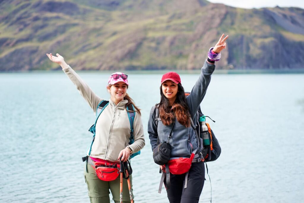 Imagem mostra belas mulheres viajantes e aventureiras.