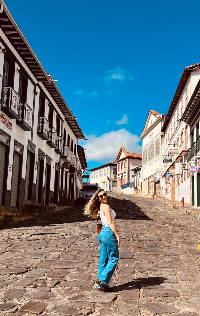 Imagem mostra rua de pedra e casarões onde acontece a Vesperata em Diamantina.