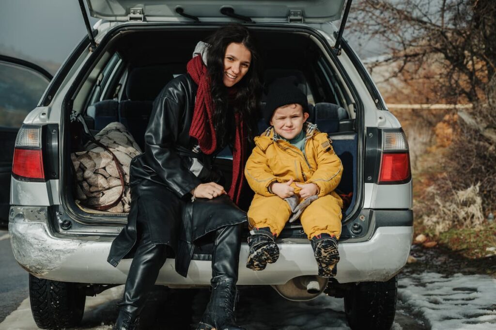 Imagem mostra mãe e filho muito felizes em uma rica aventura.