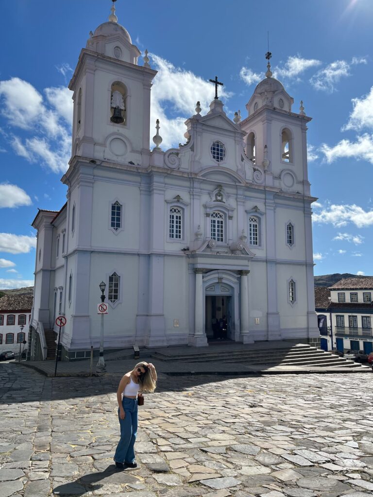 Imagem mostra uma das principais igrejas de Diamantina. Um belo lugar para visitar ao curtir os festivais de Diamantina.