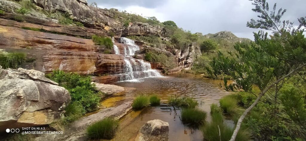 Imagem mostra queda d'água e poço da Cachoeira da Sentinela, no Parque Estadual do Biribiri, Diamantina, MG.