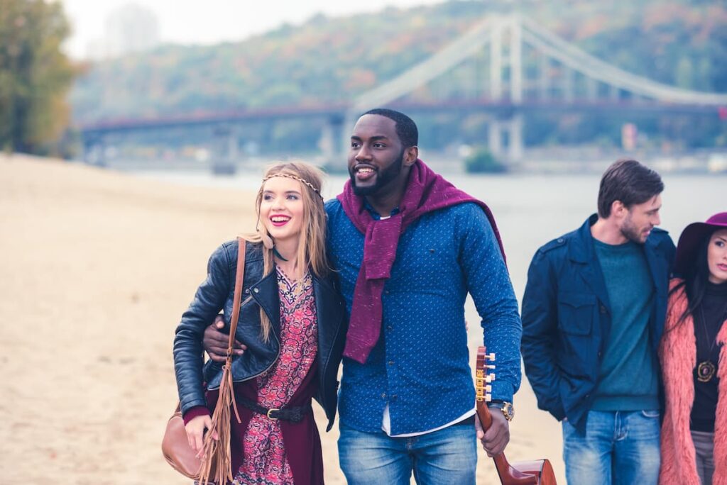 Imagem mostra casais felizes viajando