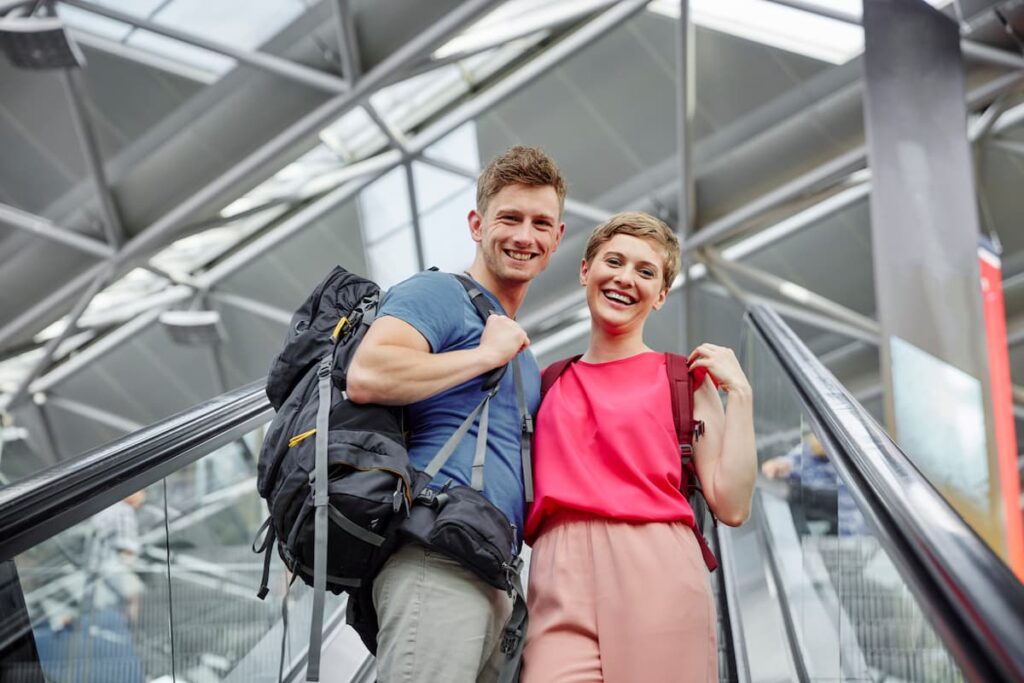 Imagem mostra casal feliz viajando.