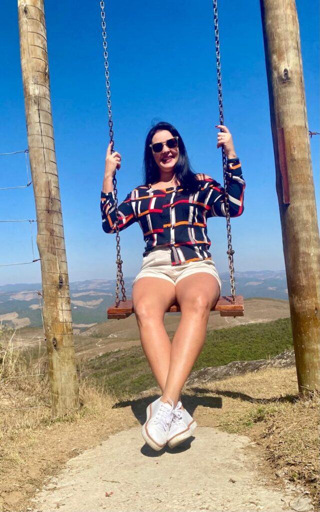 Imagem mostra turista feliz em Lavras Novas, Minas Gerais.