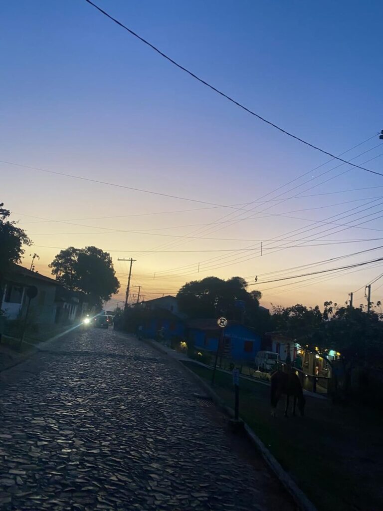 Imagem mostra um dos distritos mais aconchegantes de Minas Gerais ao entardecer.