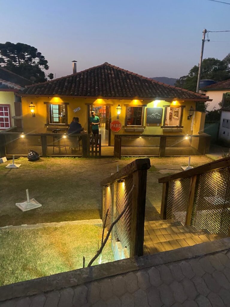 Imagem mostra o anoitecer em Lavras Novas, Minas Gerais.