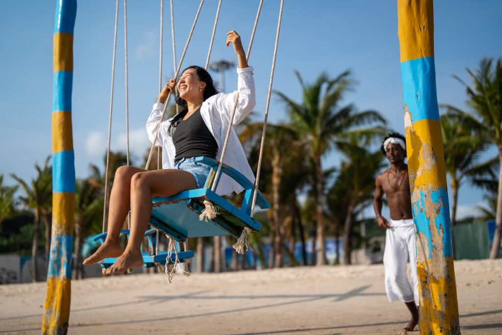 Imagem mostra casal feliz em viagem de férias