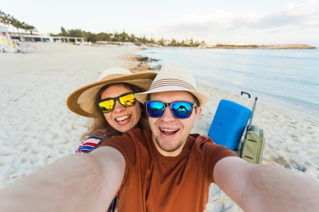Imagem mostra casal feliz viajando com segurança e tranquilidade, um dos benefícios da campanha férias real tranquilidade que te acompanha.