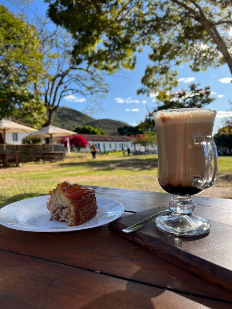 Imagem mostra café da tarde na Vila de Biribiri.