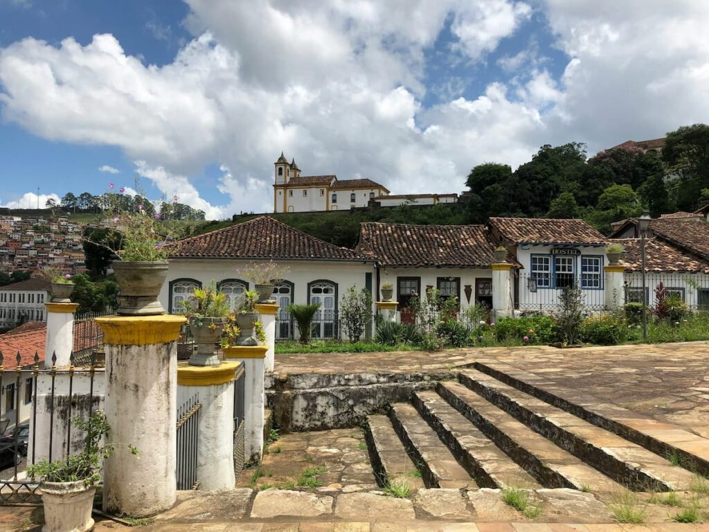 Imagem mostra o centro histórico, local onde está localizado os principais pontos turísticos do Serro.