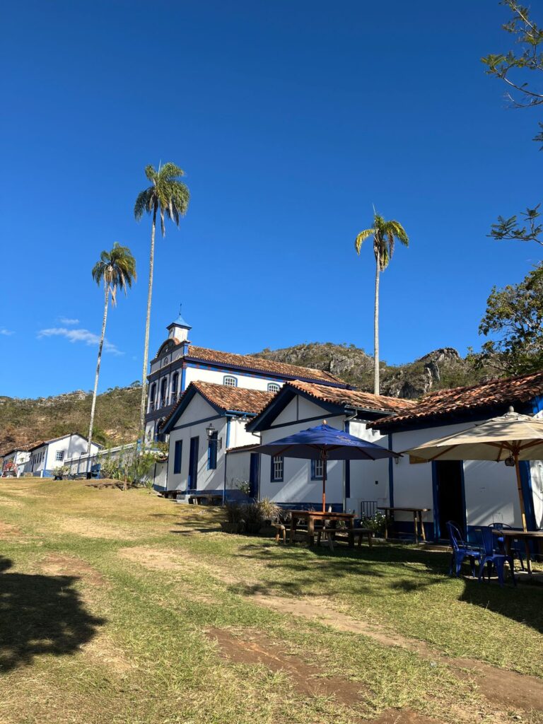 Imagem mostra casinhas aconchegantes e igreja na Vila de Biribiri, passar a tarde aqui é um das melhores coisas para fazer em Diamantina.