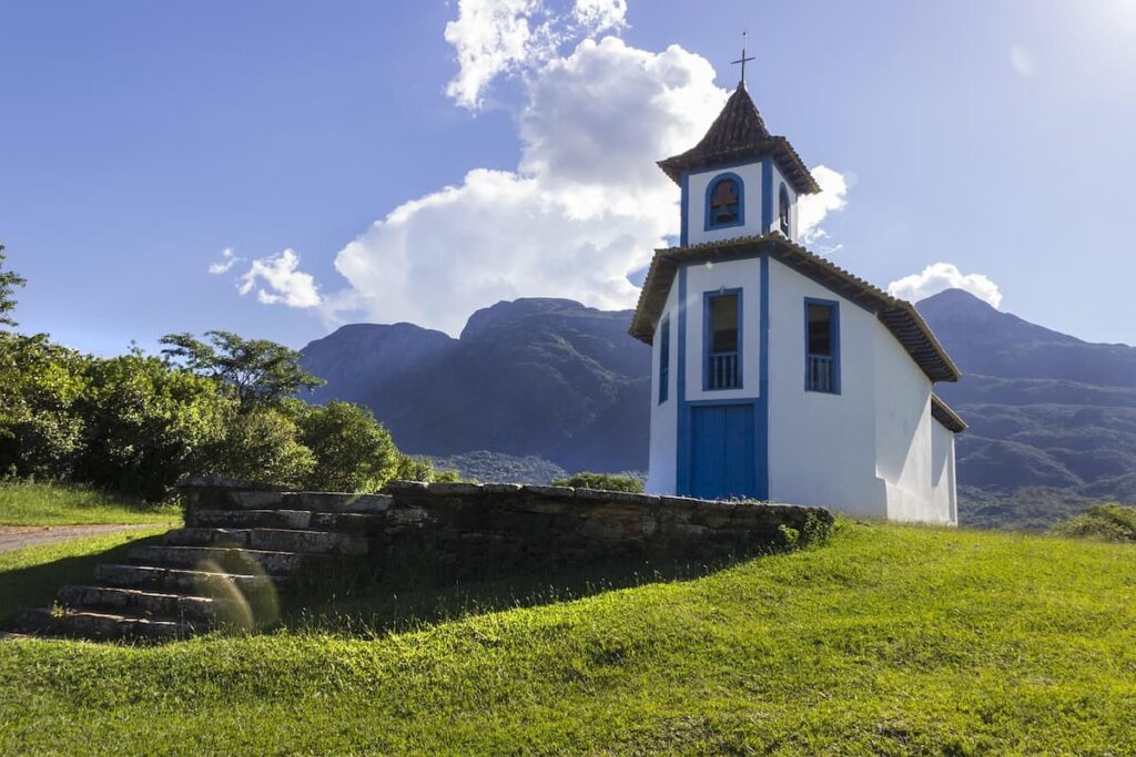 Imagem mostra igrejinha histórica em Minas Gerais.