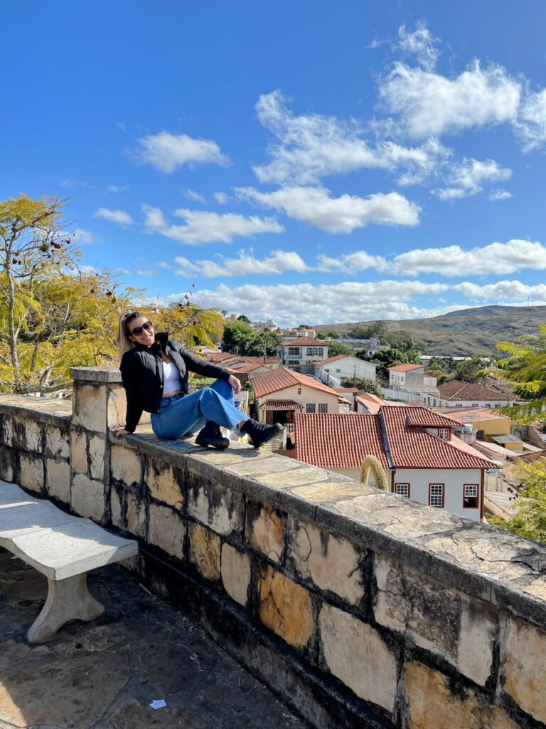 Imagem mostra turista tirando fotos em Diamantina.