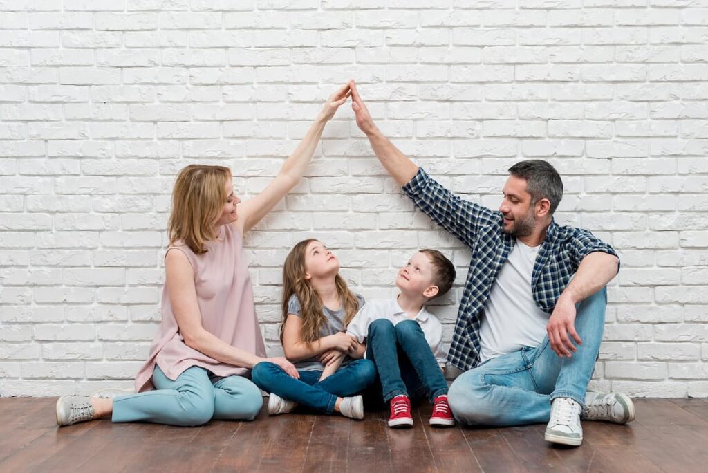 Imagem mostra família feliz.