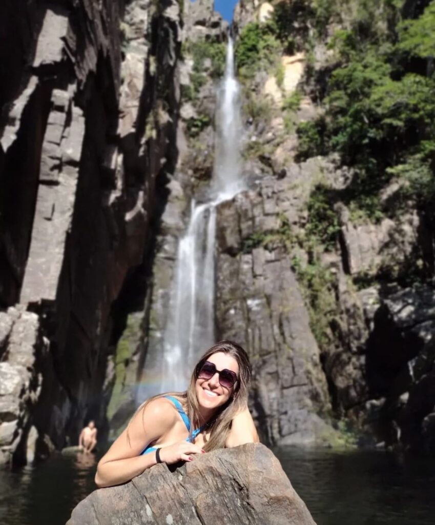 Imagem mostra a belíssima cachoeira Véu da Noiva na Serra do Cipó.