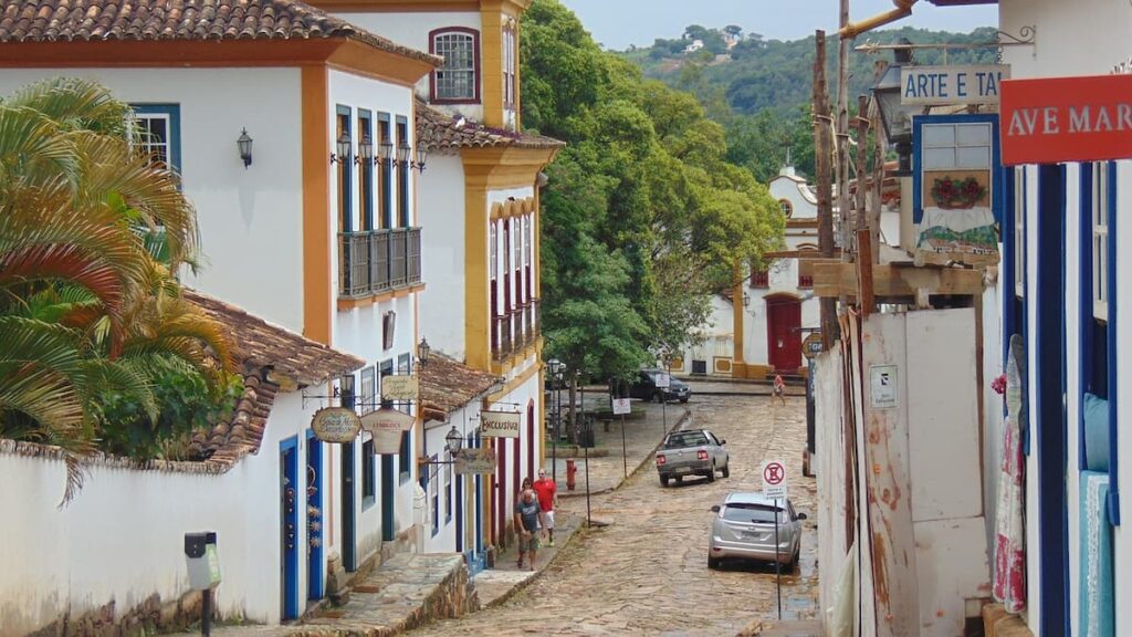 Imagem mostra rua de pedra e casas coloniais em Tiradentes, MG.