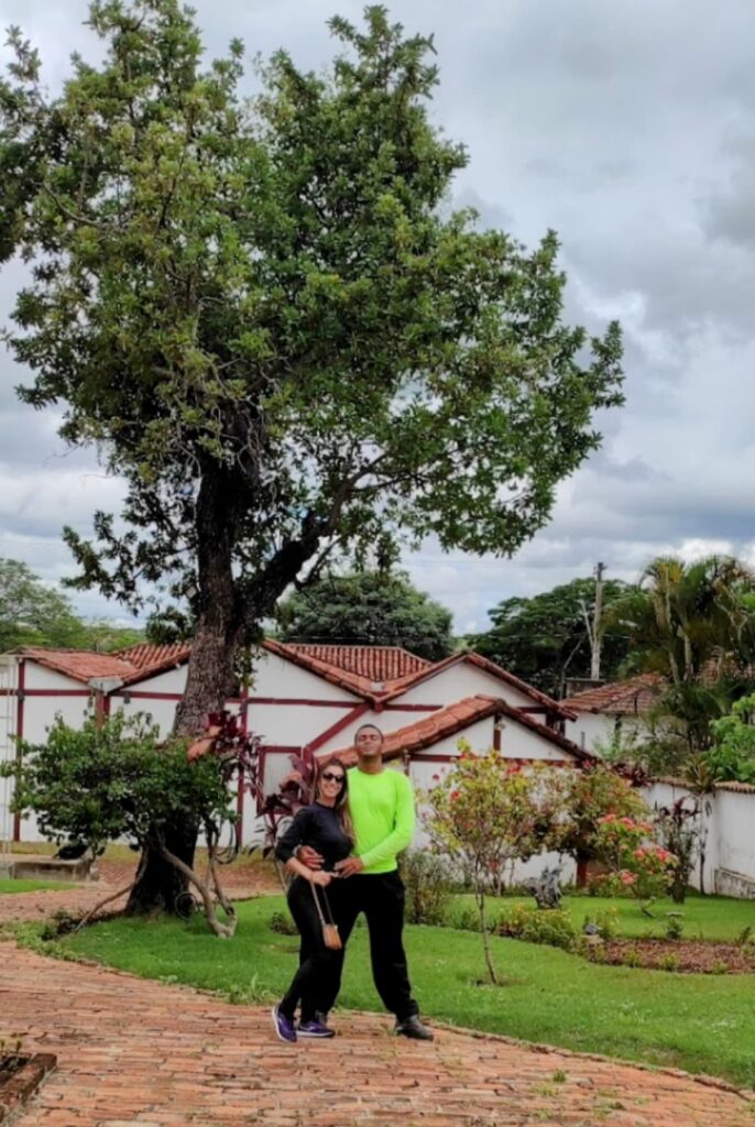 Imagem mostra casal tirando foto nos arredores da casa de Guimarães Rosa em Cordisburgo, Minas Gerais.