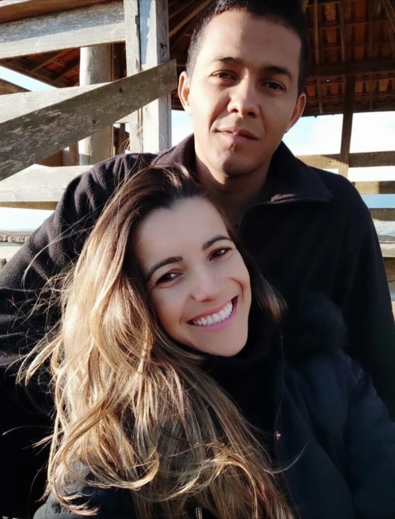 Imagem mostra casal feliz em Alto Caparaó, MInas Gerais.