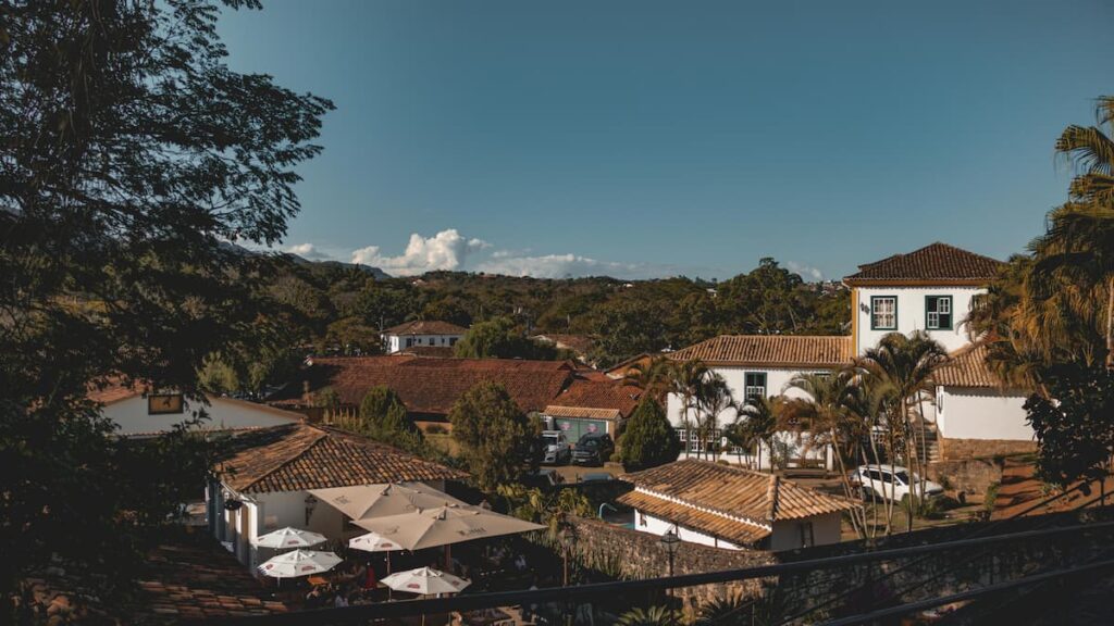 Imagem mostra dia lindo no Centro Histórico de Tiradentes.