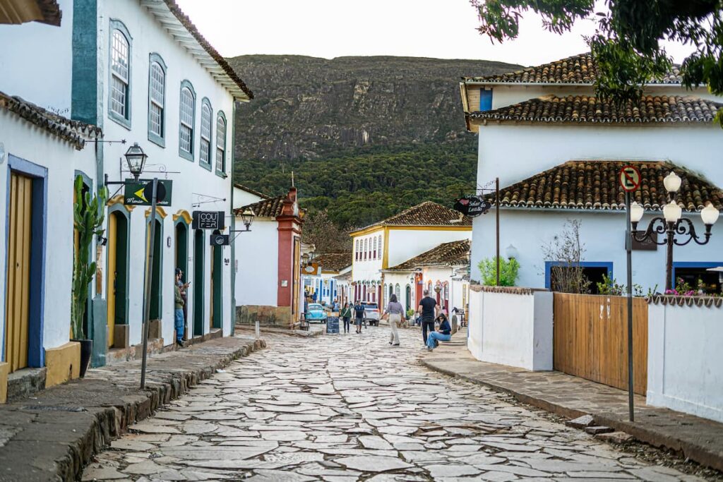 Imagem mostra construções coloniais em Tiradentes, MG. Ao fundo s belíssima e imponente Serra de São José.