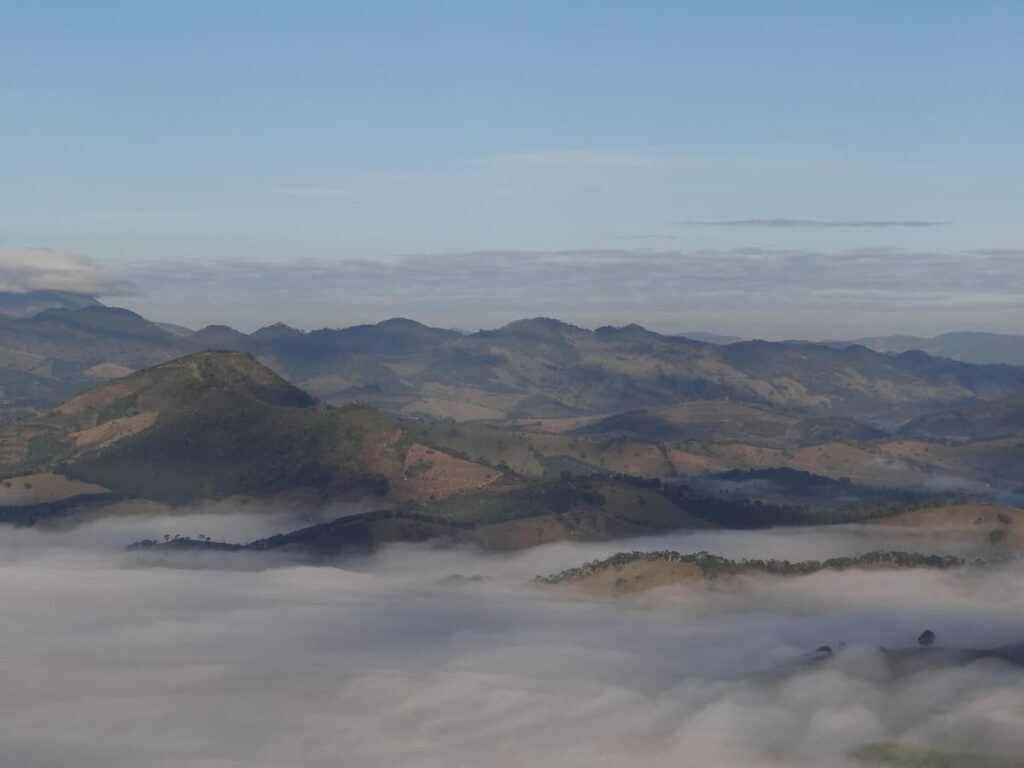 Imagem mostra São Lourenço em um dia de neblina.