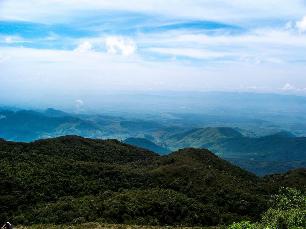 Imagem mostra céu azul e Serra da Mantiqueira, MG.