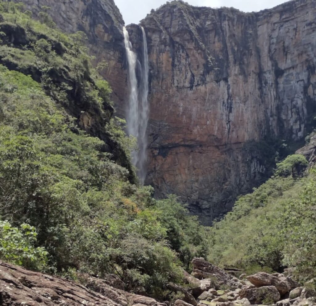 Imagem mostra a Grandiosa Cachoeira do Tabuleiro em Minas Gerais