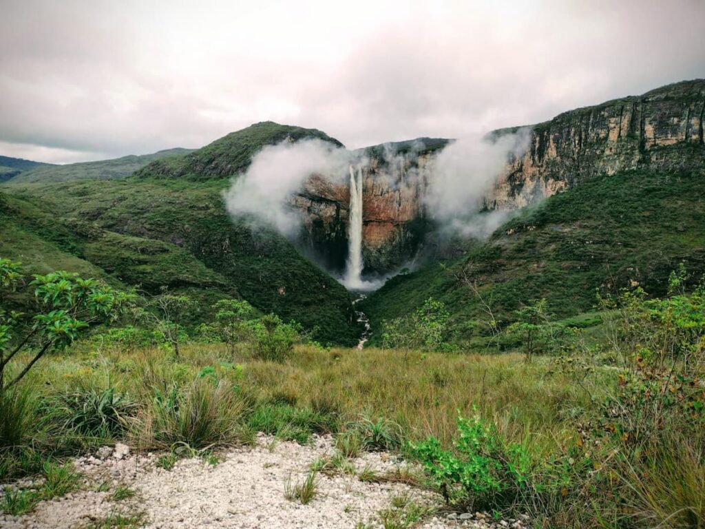 Imagem mostra a Cachoeira do Tabuleiro no Parque Natural Municipal do Tabuleiro.