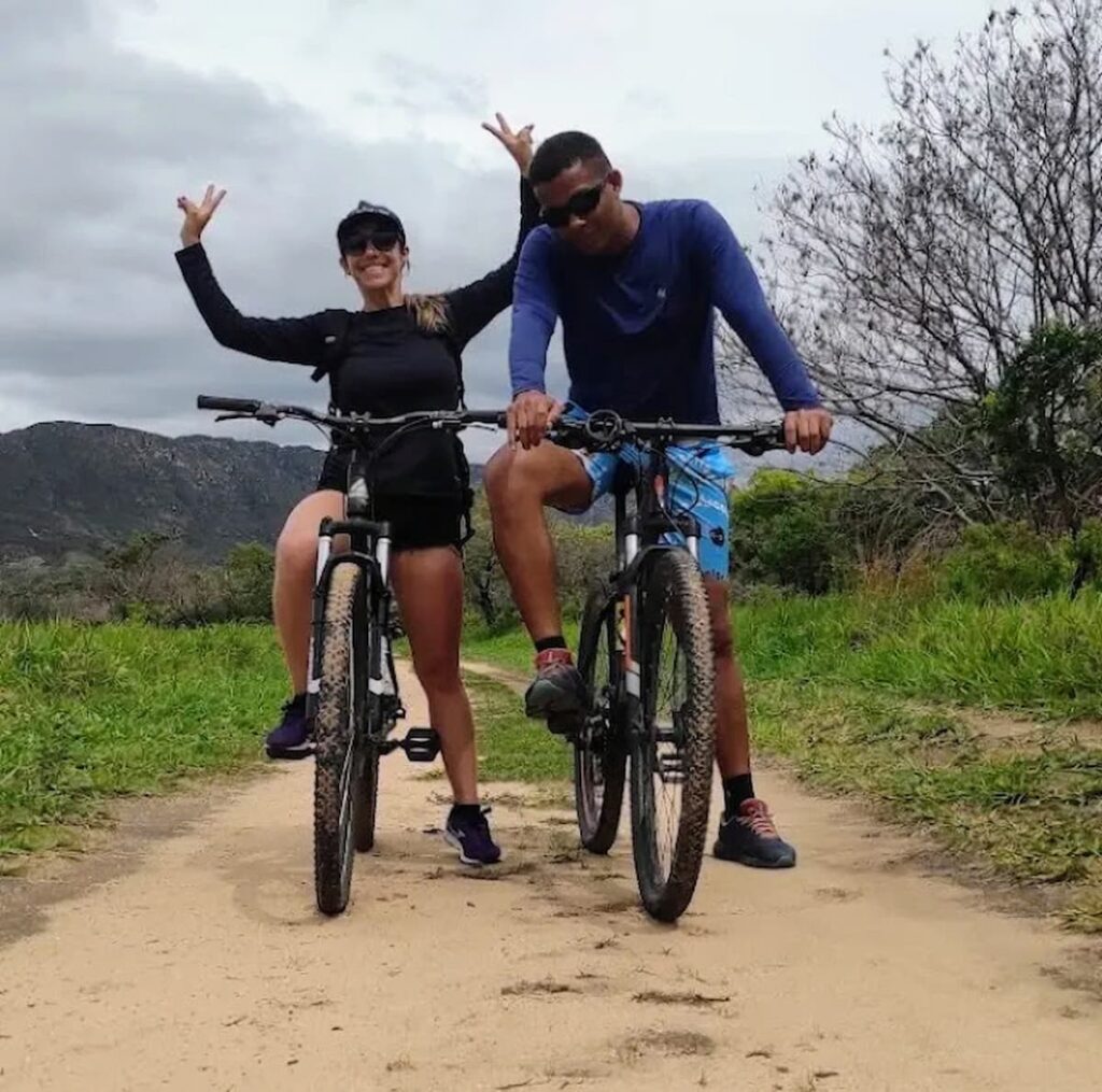 Imagem mostra casal em trilha na Serra do Cipó.